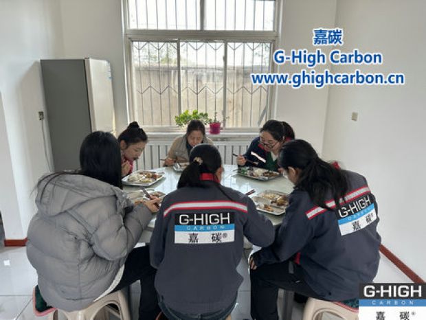 深秋暖陽(yáng)下，鐵鍋燉傳遞溫情與力量